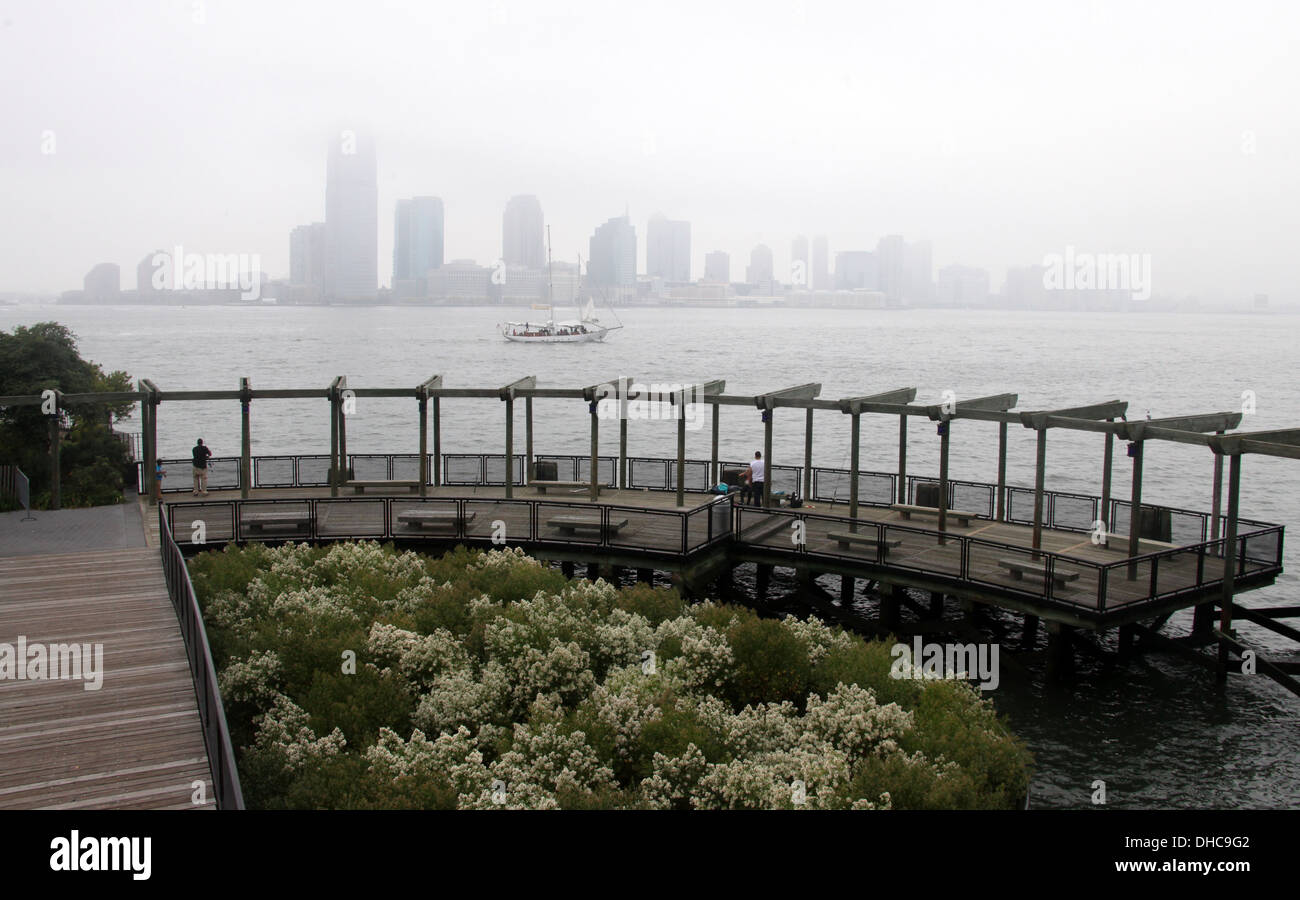 Blick über einen nebligen Hudson River vom Süden Cove Stockfoto