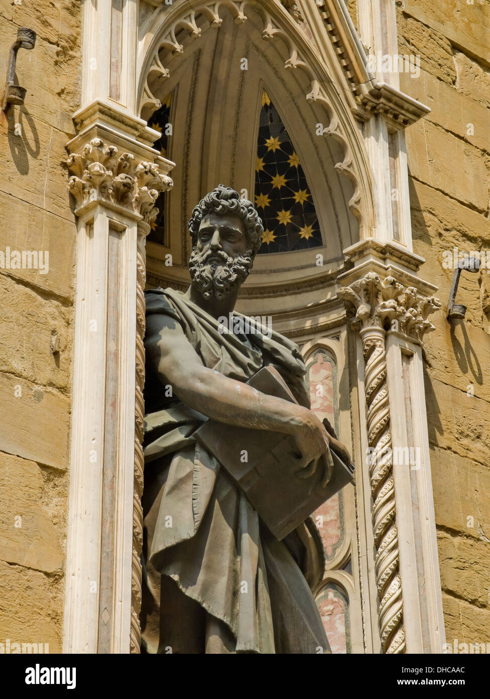 Skulptur des Heiligen Lukas in Fassade der Kirche Orsanmichele. Florenz, Italien Stockfoto