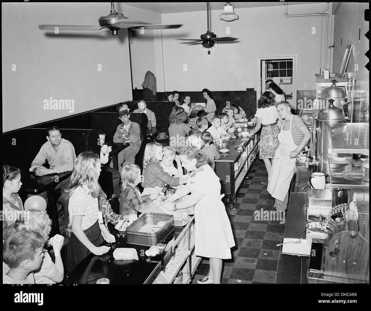 Dieses Gemeinschaftsrestaurant, das in einem Kohlegebäude untergebracht ist, ist ein beliebter Ort für Mittagessen für Kinder und bietet ein privates Konzessionsangebot an einem einzigartigen Ort, der die lokale Gemeinde unterstützt. Stockfoto