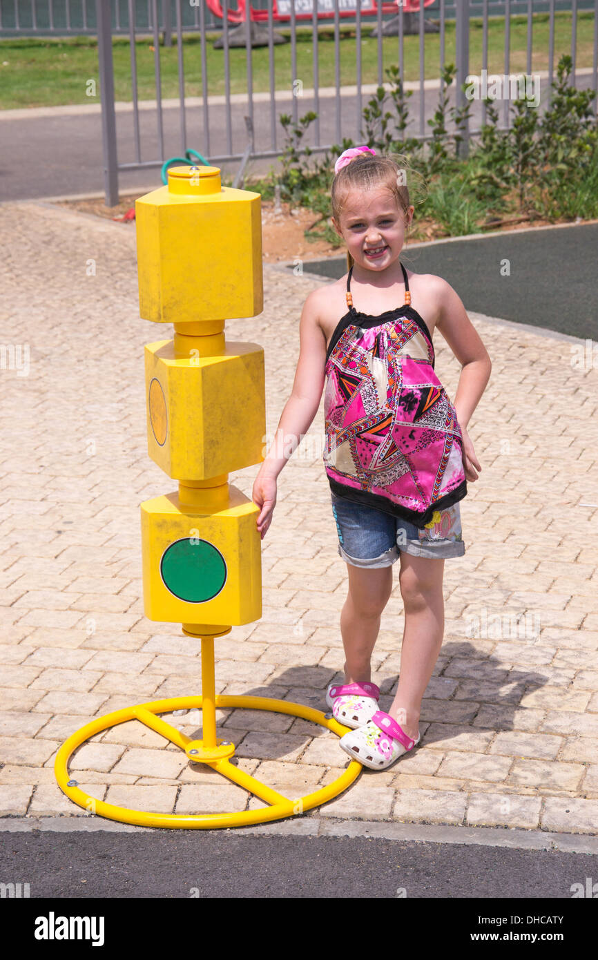Mädchen spielen auf dem Spielplatz Stockfoto
