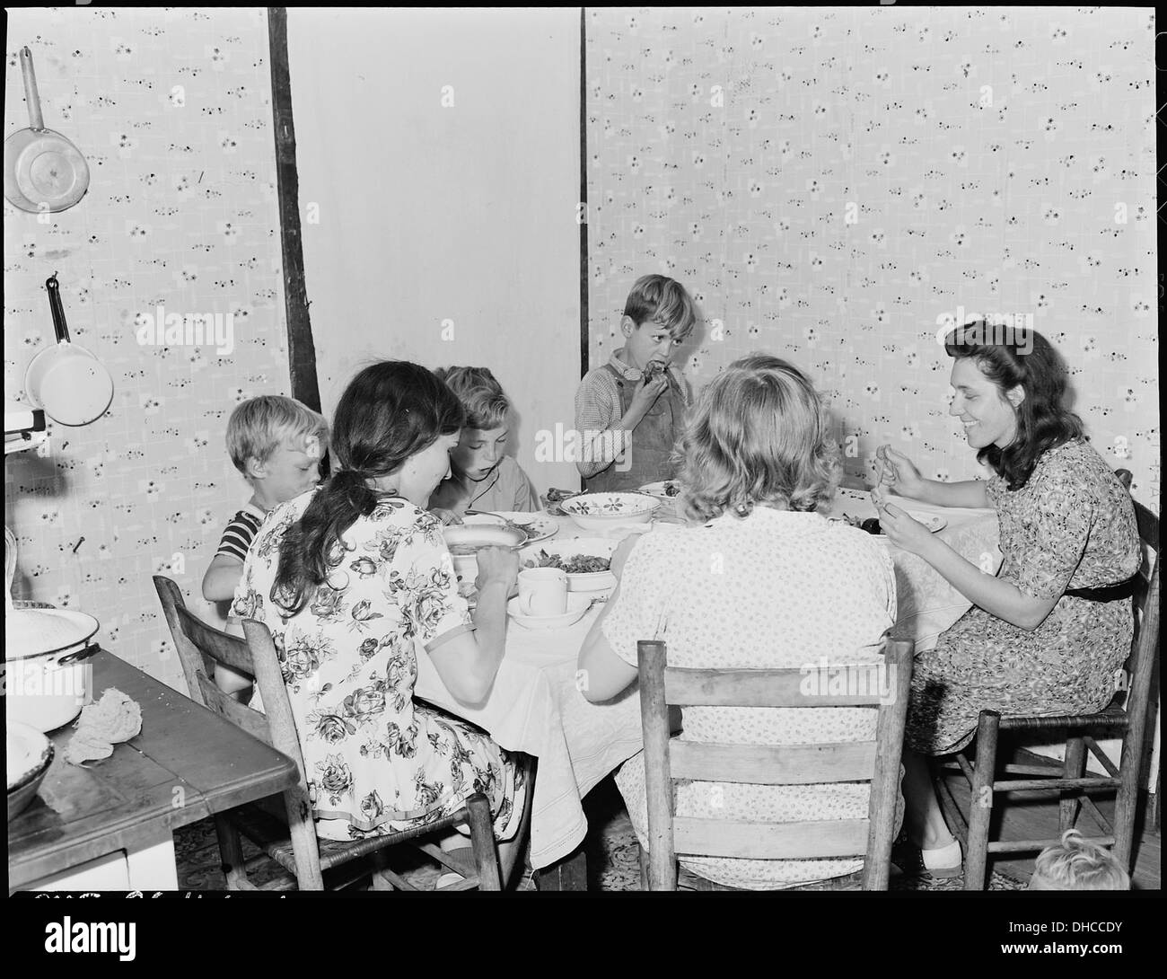 Einige der Familie essen, Sonntag, am Sonntag die beiden Söhne des Pelotons, ihre Frauen und Kinder oft geheiratet... 541343 Stockfoto