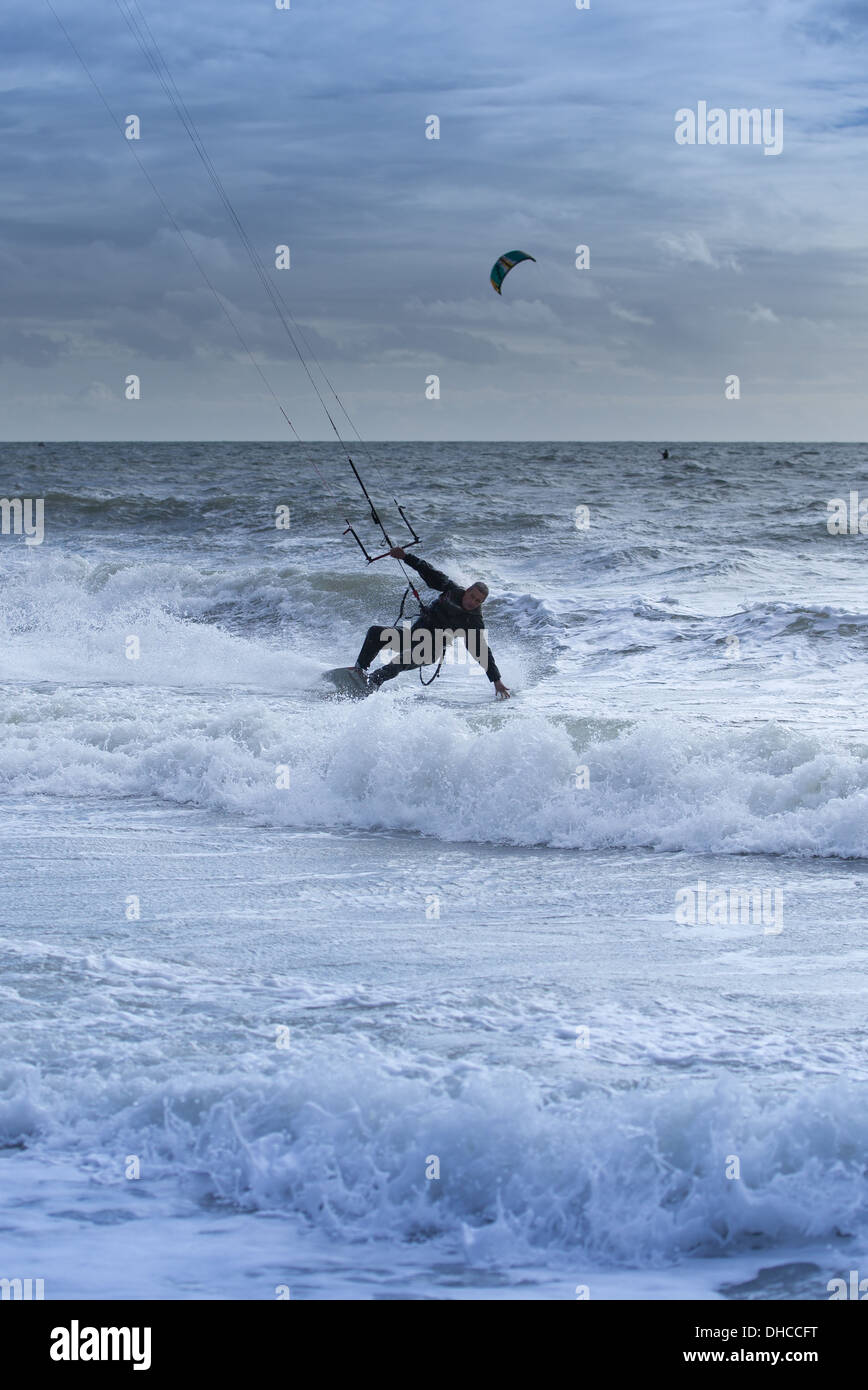 Kitesurfer in Bournemouth Beach in der Nähe von Bournemouth Pier, England Stockfoto