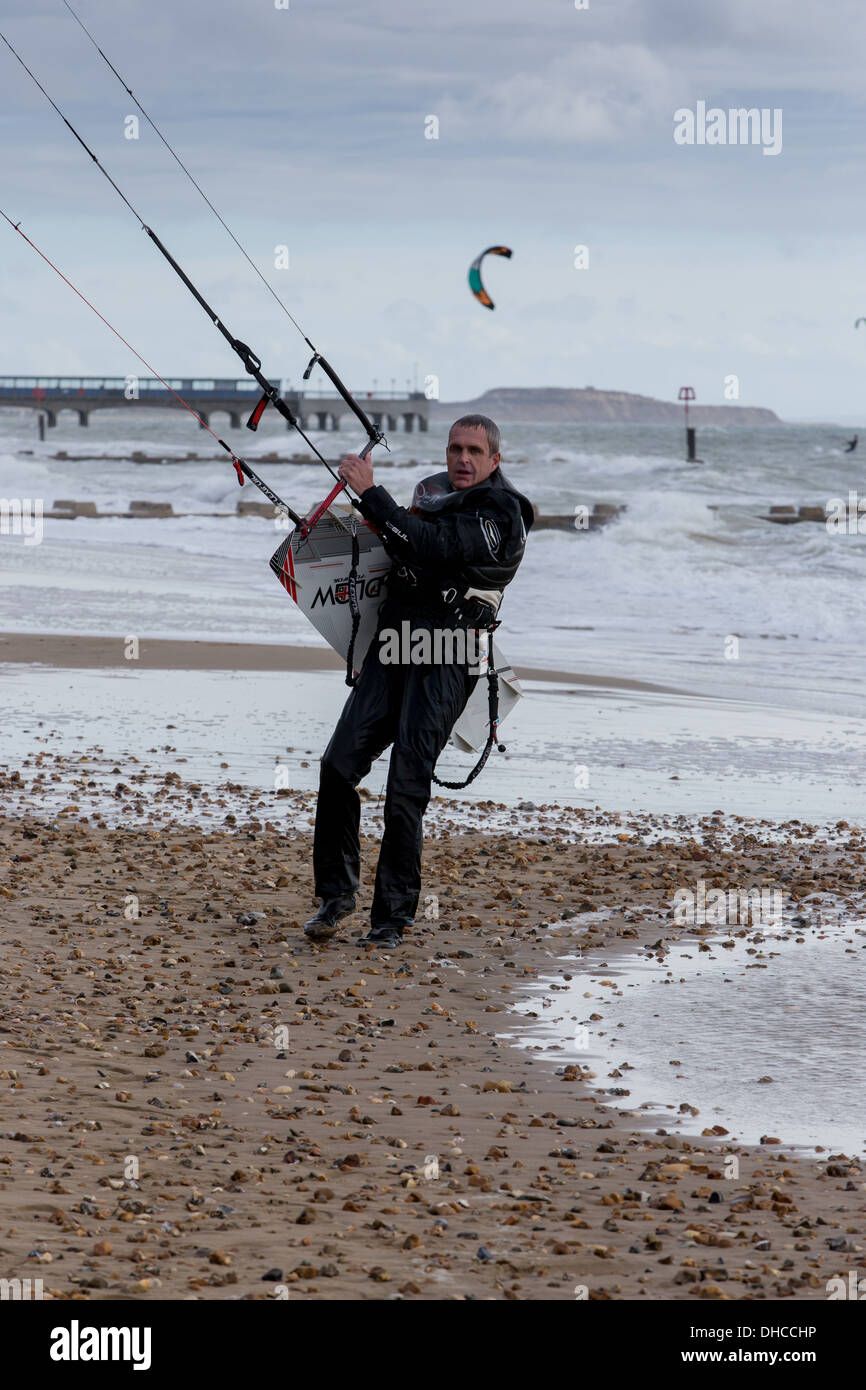 Kitesurfer in Bournemouth Beach in der Nähe von Bournemouth Pier, England Stockfoto