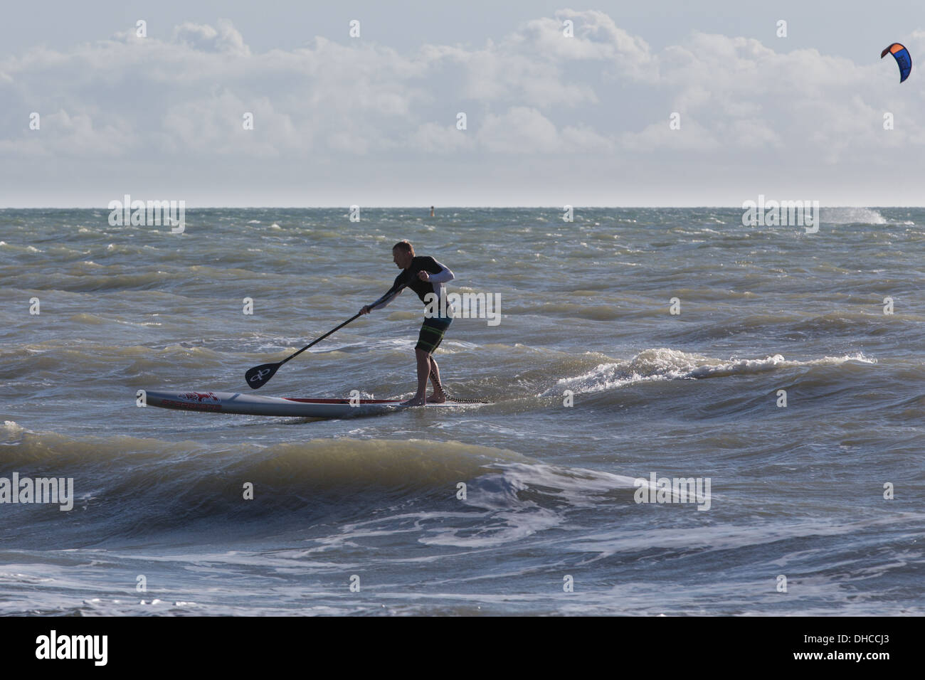 Paddleboard Surfer in Bournemouth Beach in der Nähe von Bournemouth Pier, England Stockfoto