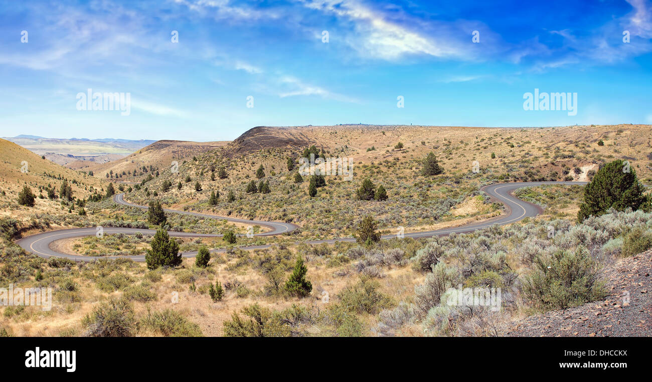 Lange gewundene Straße in Central Oregon High Desert Panorama Stockfoto
