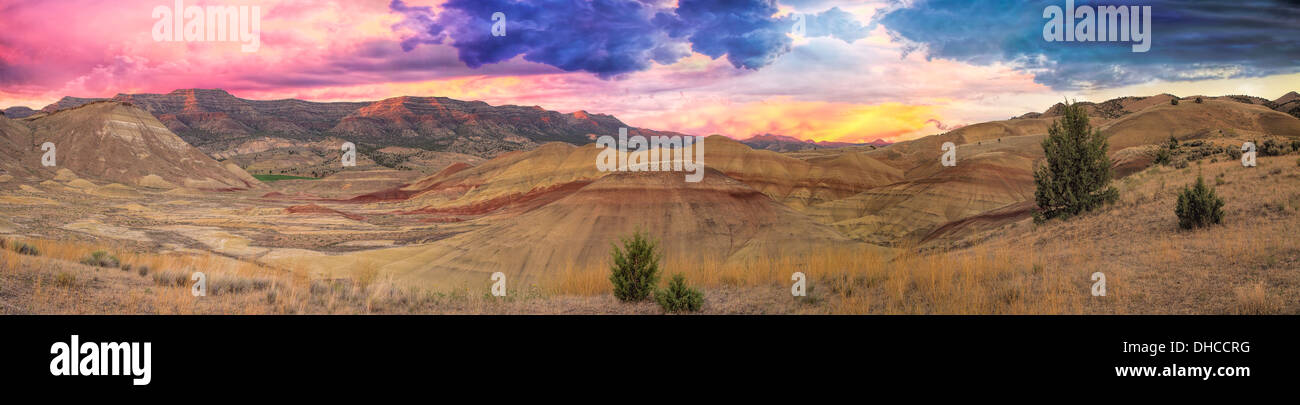 Malte Hügeln am John Day Fossil Nationaldenkmal in Zentral-Oregon High Desert bei Sonnenuntergang Panorama Stockfoto