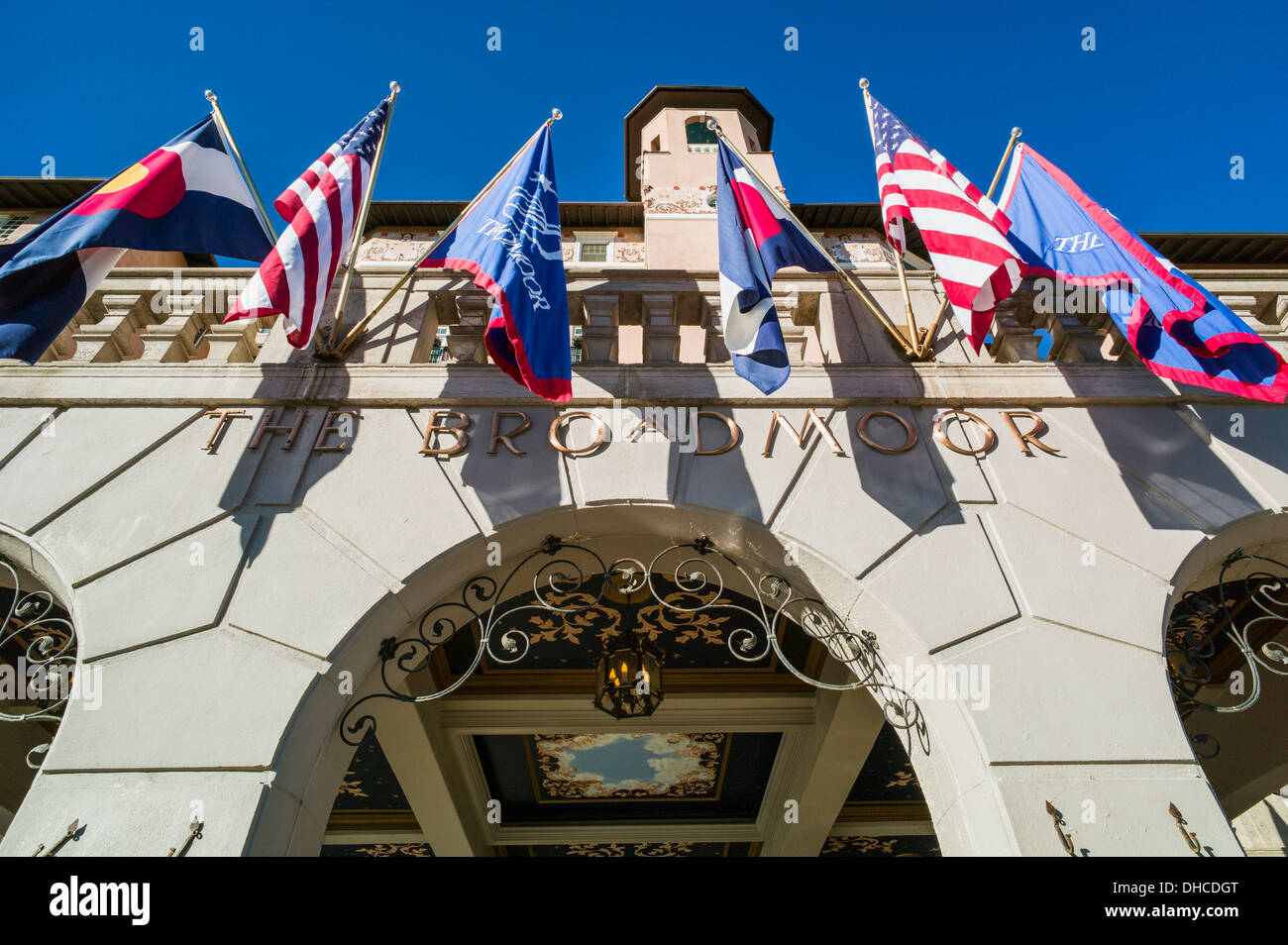 Bunte Fahnen hängen bei The Broadmoor, historische Luxus-Hotel und Resort, Colorado Springs, Colorado, USA Stockfoto