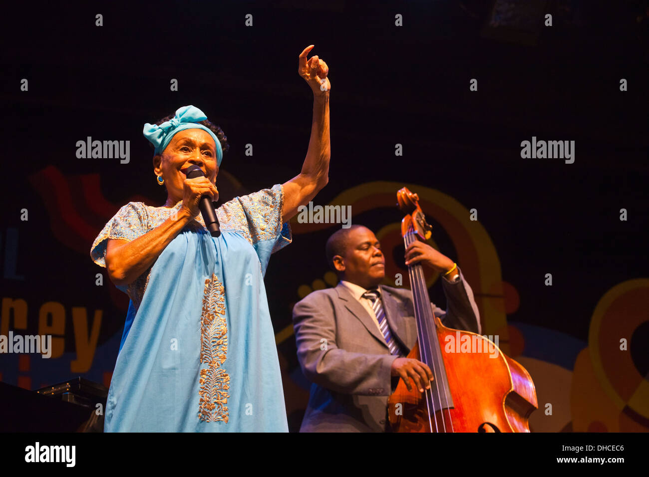 OMARA PORTUANDO singt mit dem ORCHESTRA BUENA VISTA SOCIAL CLUB auf dem Monterey Jazz Festival - MONTEREY, Kalifornien Stockfoto