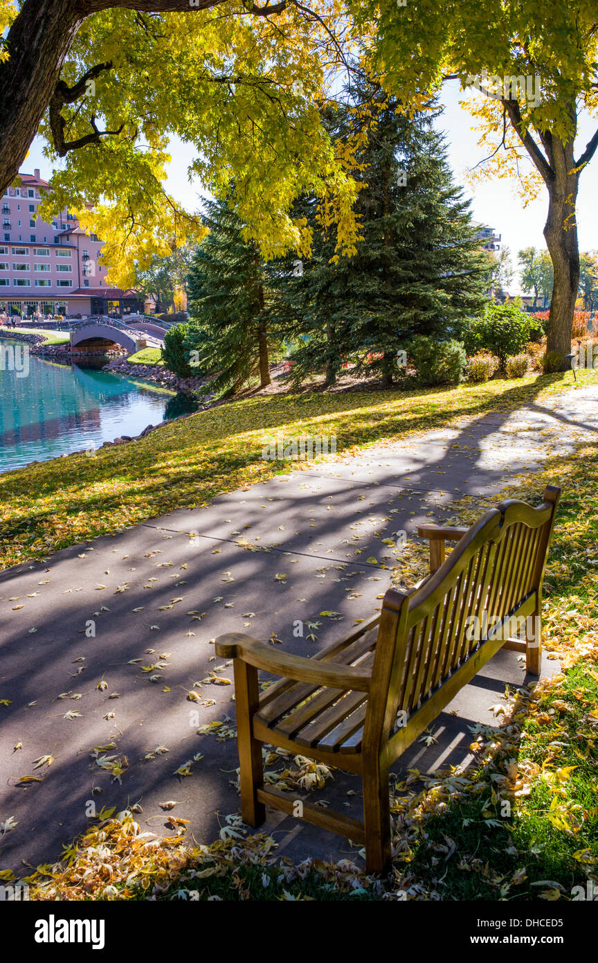 Holzbank mit Blick auf Cheyenne See, The Broadmoor, historische Luxus-Hotel und Resort, Colorado Springs, Colorado, USA Stockfoto