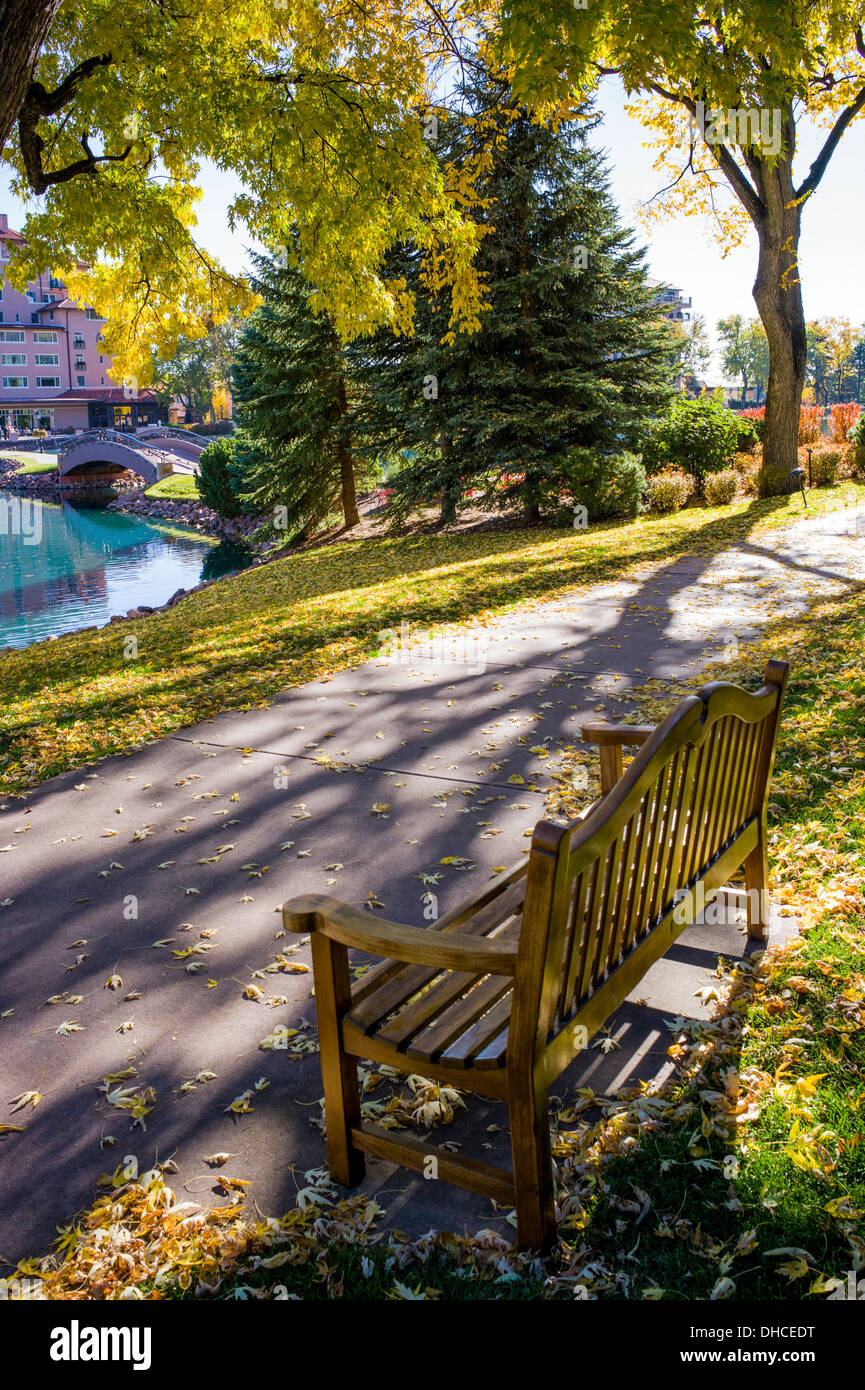 Holzbank mit Blick auf Cheyenne See, The Broadmoor, historische Luxus-Hotel und Resort, Colorado Springs, Colorado, USA Stockfoto