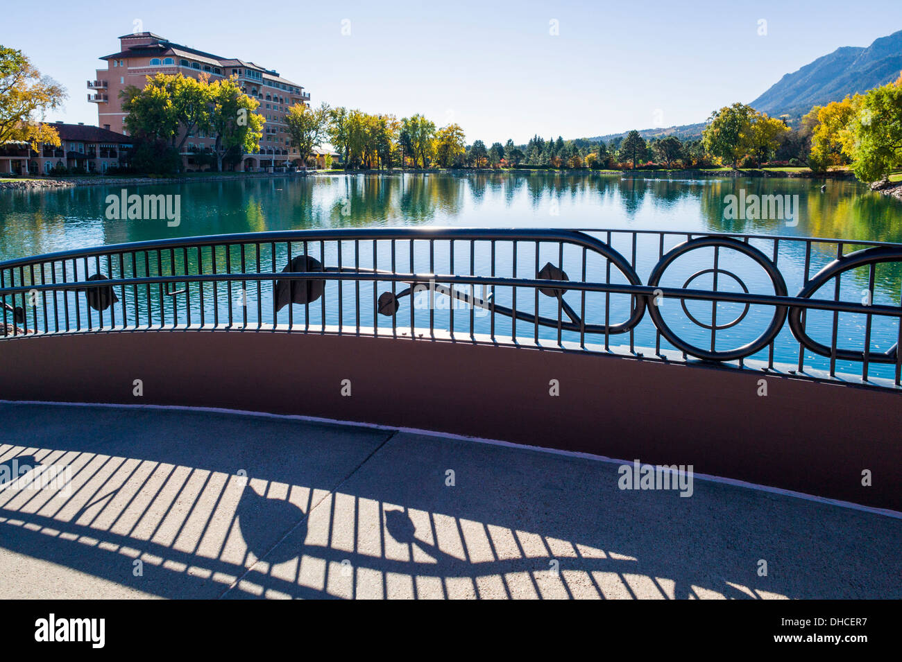 Brücke über Cheyenne See, The Broadmoor, historische Luxus-Hotel und Resort, Colorado Springs, Colorado, USA Stockfoto