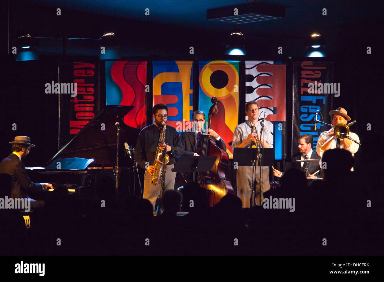 Das SFJAZZ HIGH SCHOOL All-Stars Orchester Vorformen in der Diskothek auf dem Monterey Jazz Festival - MONTEREY, Kalifornien Stockfoto