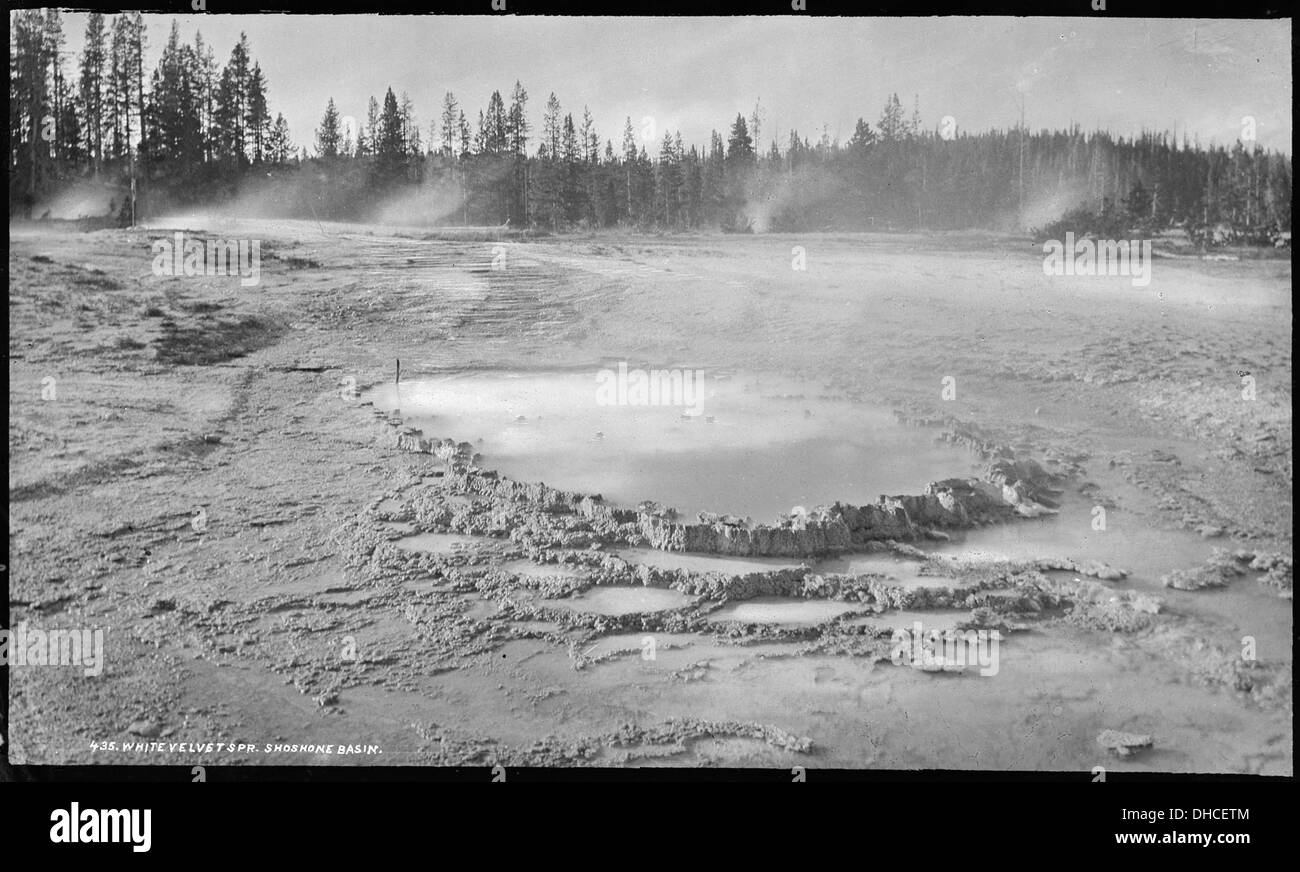 White Velvet Spring liegt im Shoshone Basin des Yellowstone National Park und ist bekannt für seine atemberaubende natürliche Schönheit und geothermische Aktivität, die zur einzigartigen Landschaft des Parks beitragen. Stockfoto