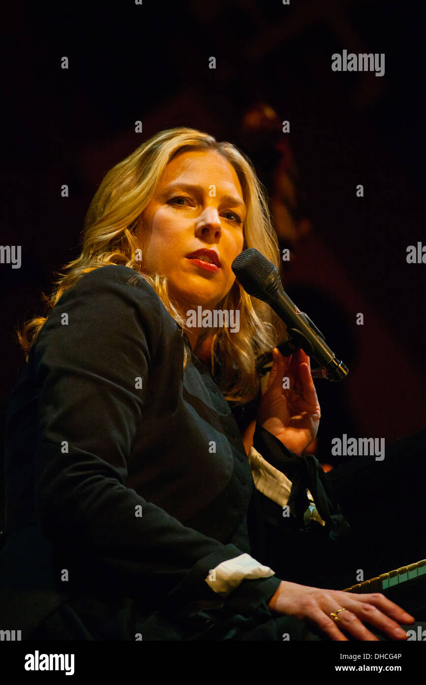 DIANA KRALL spielt Klavier und singt auf der Jimmy Lyons Bühne auf dem Monterey Jazz Festival - MONTEREY, Kalifornien Stockfoto