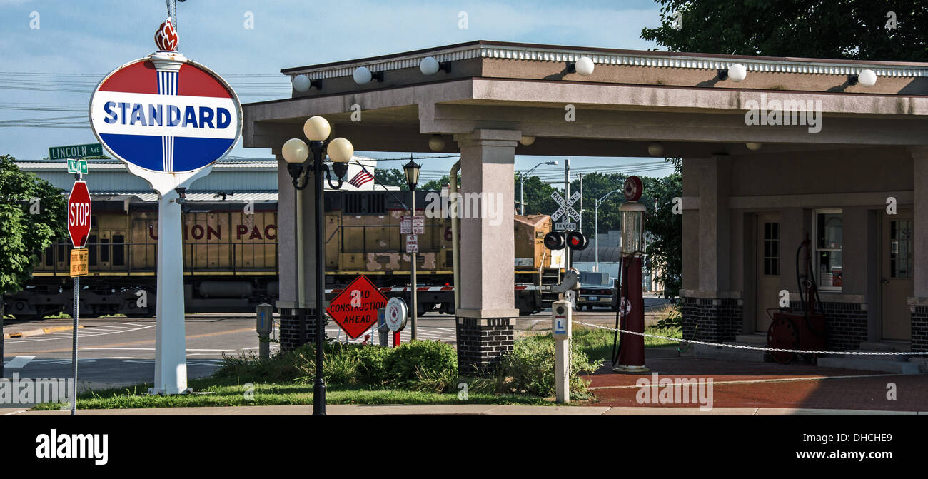 Die restaurierten historischen 1918 Standard Oil Tankstelle in Rochelle, Illinois ist ein Meilenstein auf dem Lincoln Highway Stockfoto