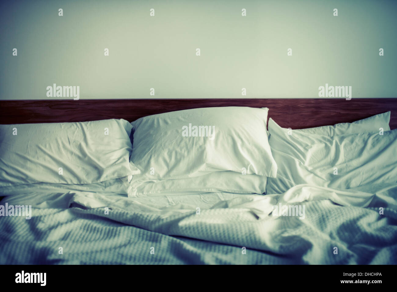 Kingsize Bett mit 6 Kissen Stockfoto