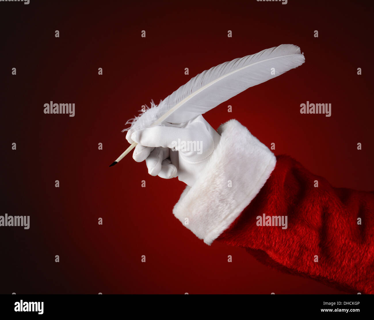 Nahaufnahme von Santa Claus mit einem Federkiel. Querformat auf eine leichte bis dunkelroten Fleck Hintergrund. Stockfoto