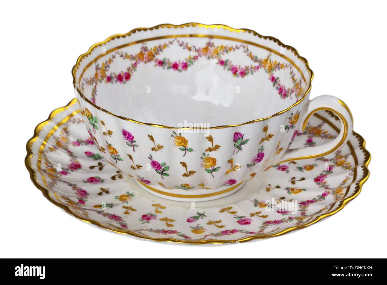 Elegante antike China Teetasse mit Untertasse isoliert auf weiss, Rosen und Gold verziert. Stockfoto