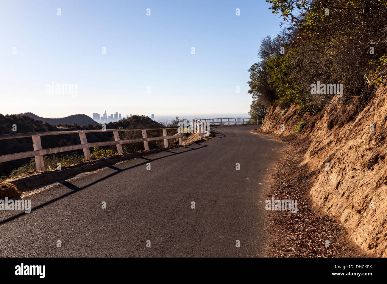 Mullholland Hightway über der Innenstadt von Los Angeles, Kalifornien. Stockfoto