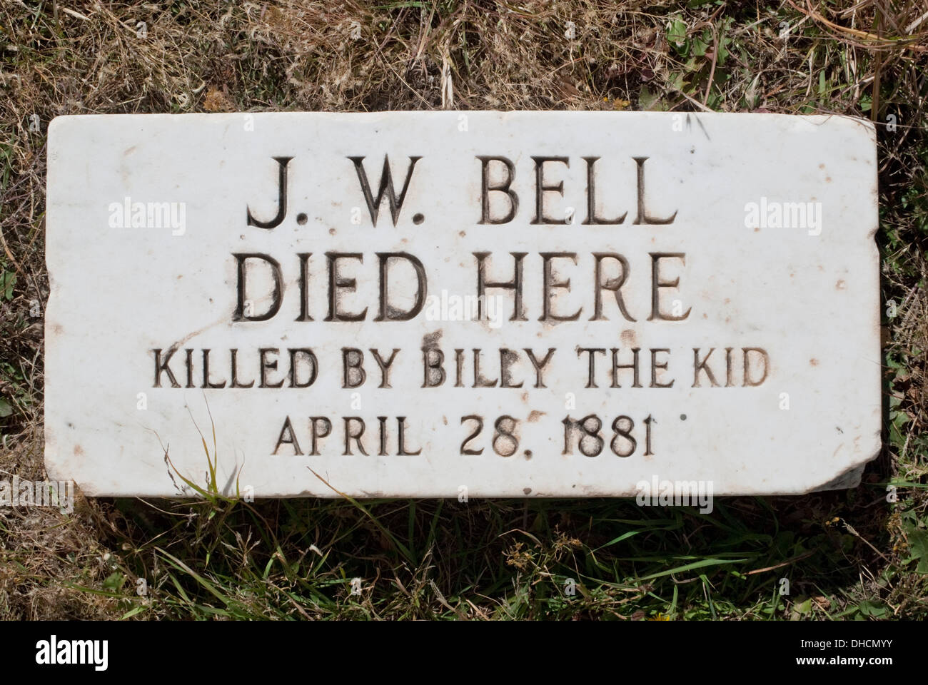 Eine Markierung außerhalb der Lincoln County Courthouse zeigt wo eines Billy the Kid Opfer getötet wurde. Stockfoto