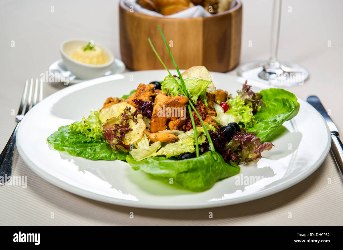 Vegetarischer Salat mit Pfifferlingen Stockfoto