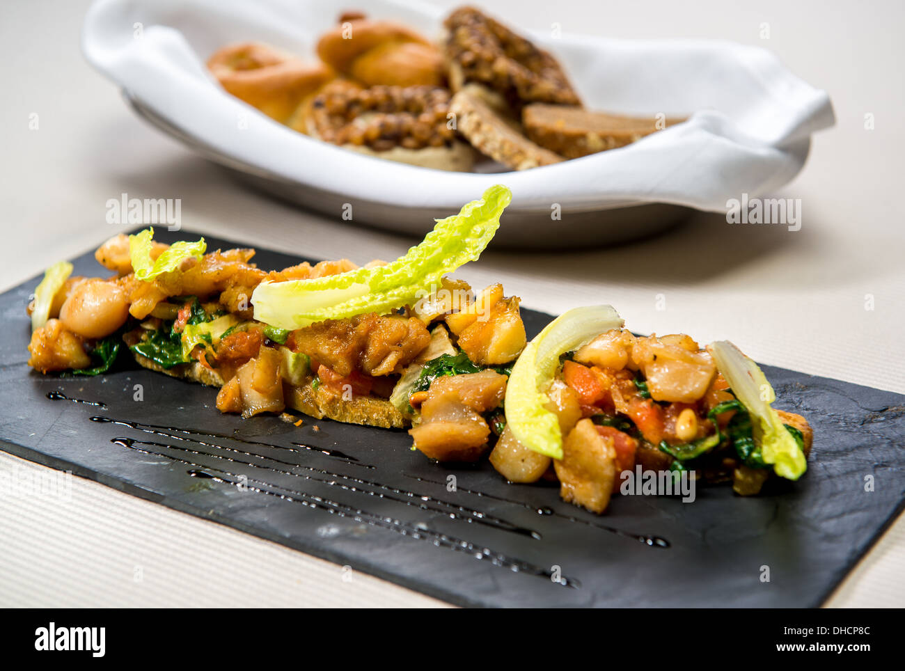 Warmen Salat mit Fleisch und Gemüse Stockfoto