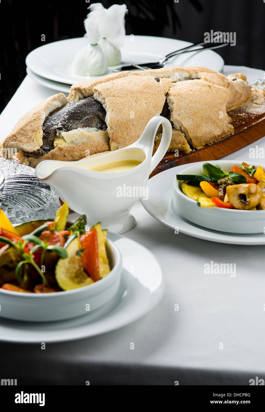 Gebackener Fisch in der Salzkruste Stockfoto