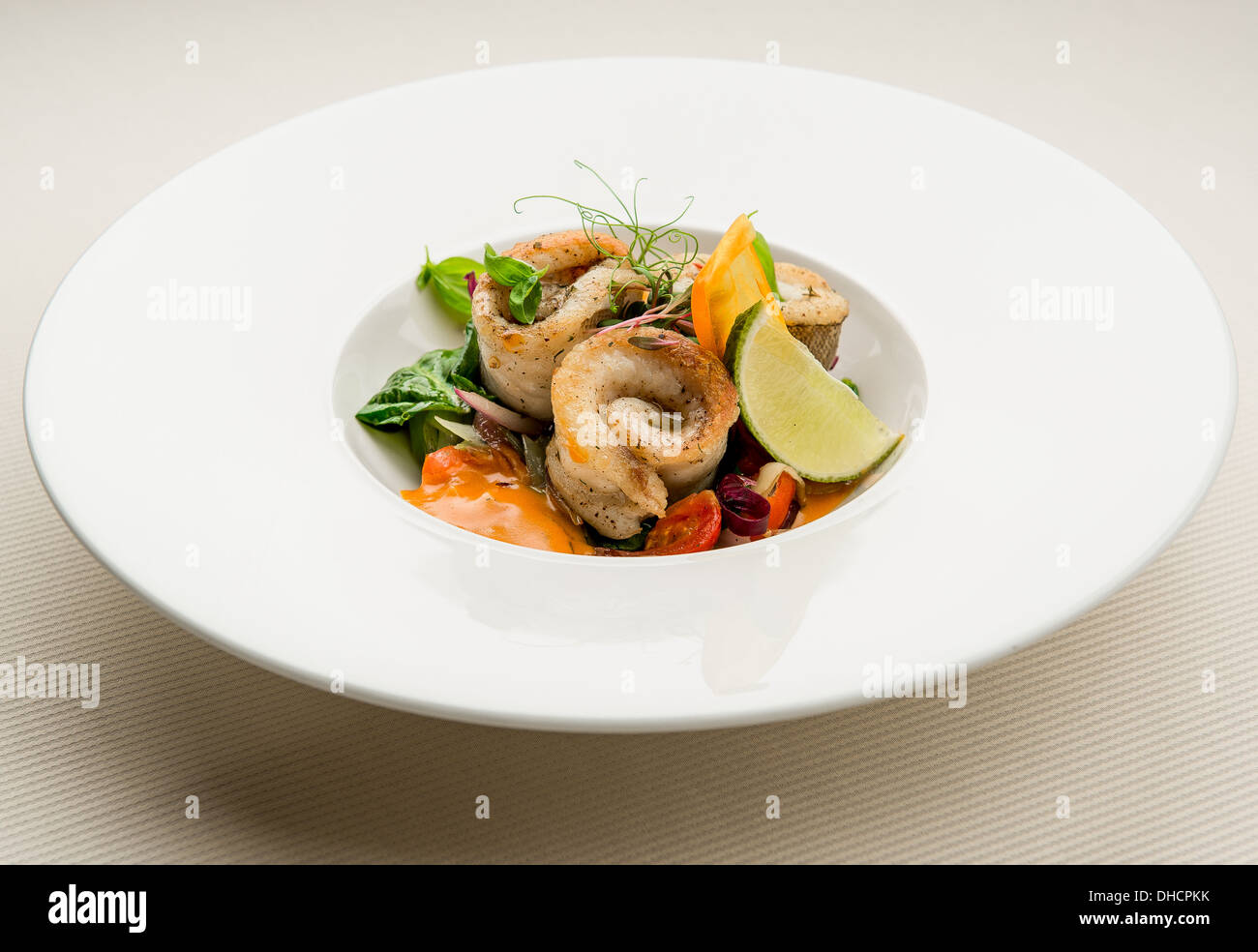 Gebratenes Fischfilet mit Gemüse Stockfoto