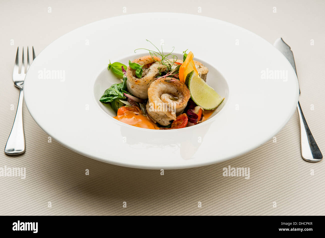 Gebratenes Fischfilet mit Gemüse Stockfoto