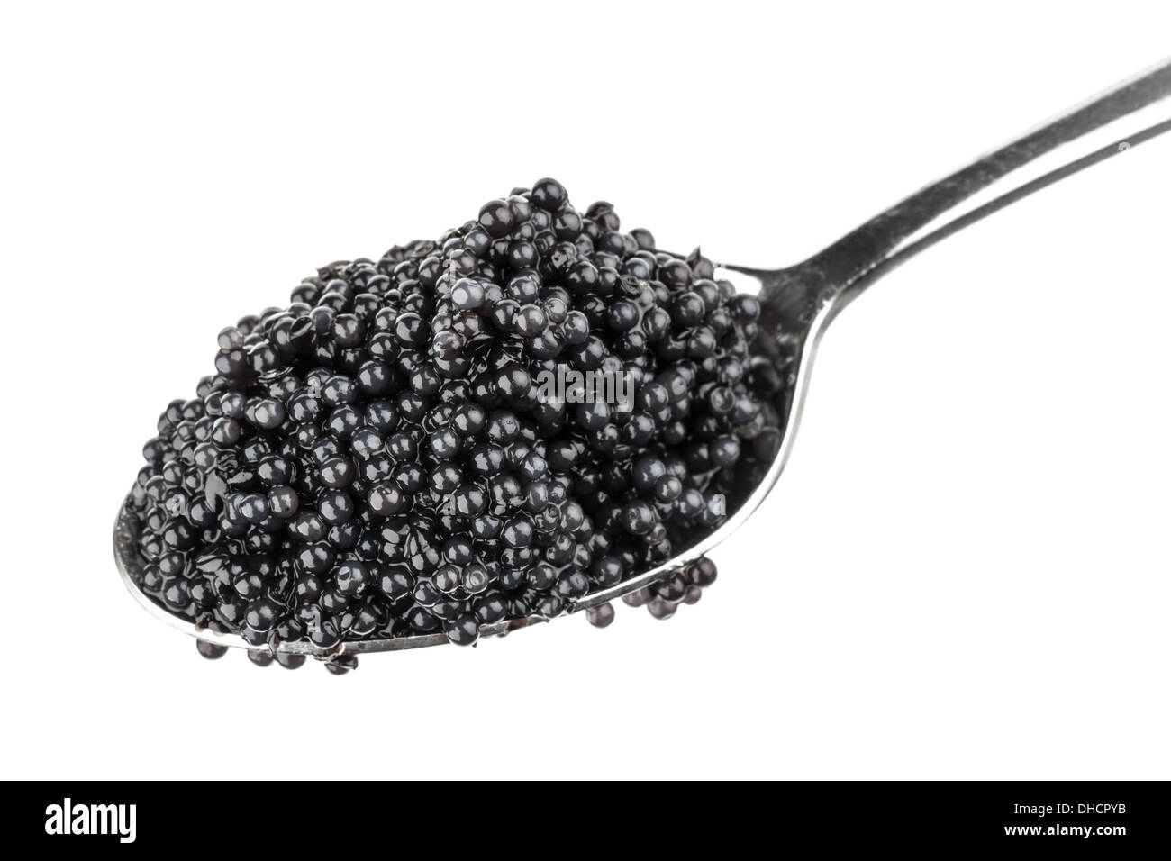 Schwarzer Kaviar in Metall Teelöffel. Makrofoto isoliert auf weißem Hintergrund Stockfoto