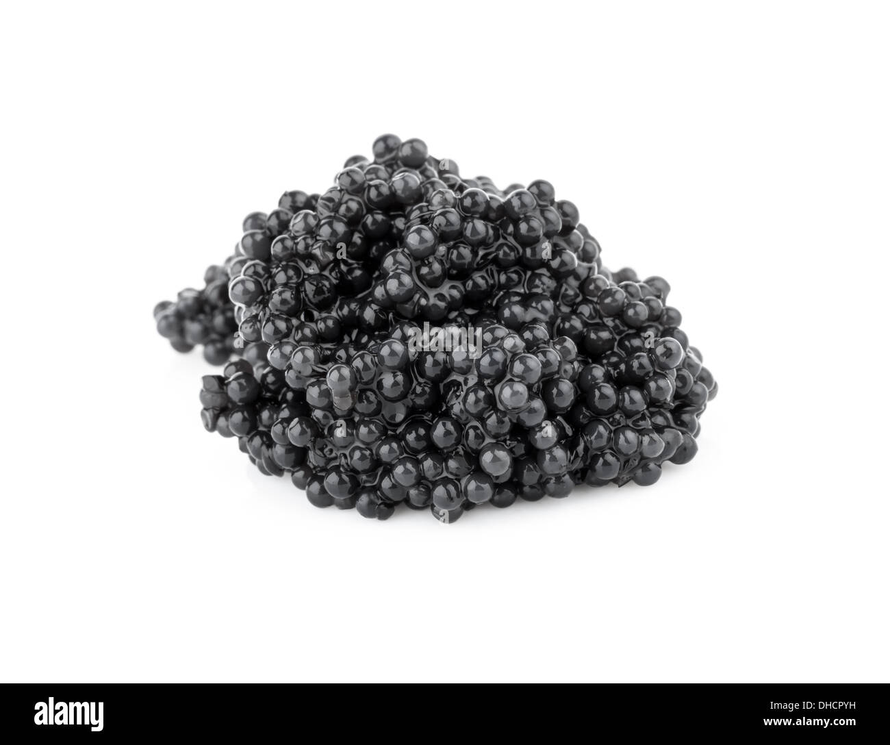 Kleine Partie von schwarzem Kaviar. Makrofoto isoliert auf weißem Hintergrund Stockfoto