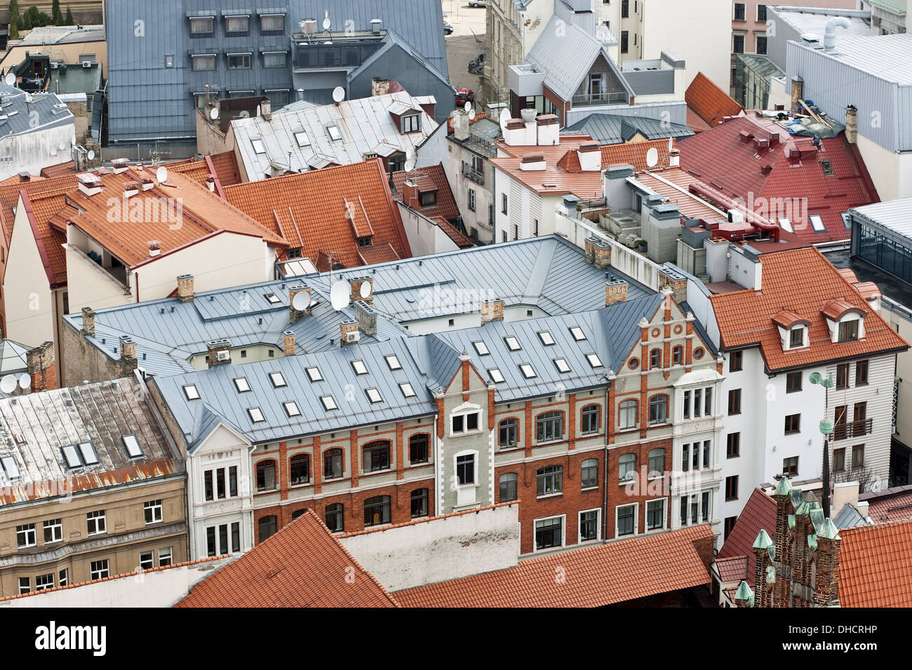 Rote und blaue Stadt Dächer Stockfoto