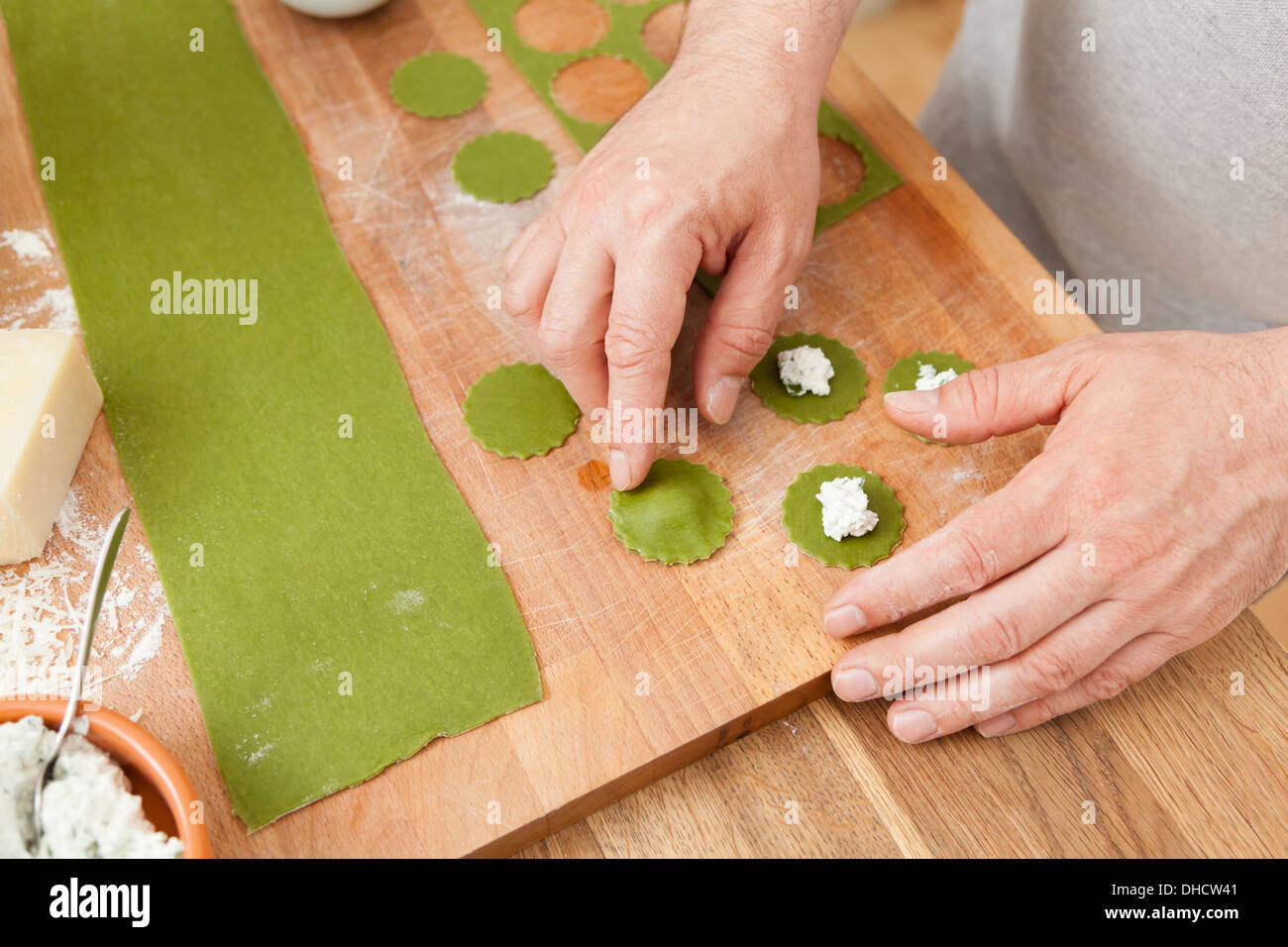 Mann bereitet grüne Ravioli mit ricotta Stockfoto