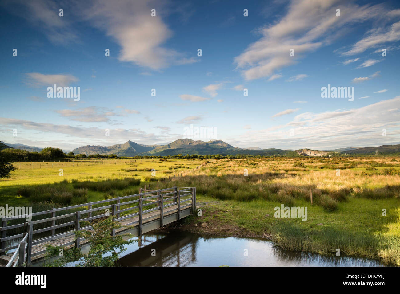 Mit Blick auf Snowdonia Bergkette vom Porthamdog Cob während Sommer Sonnenuntergang. Stockfoto