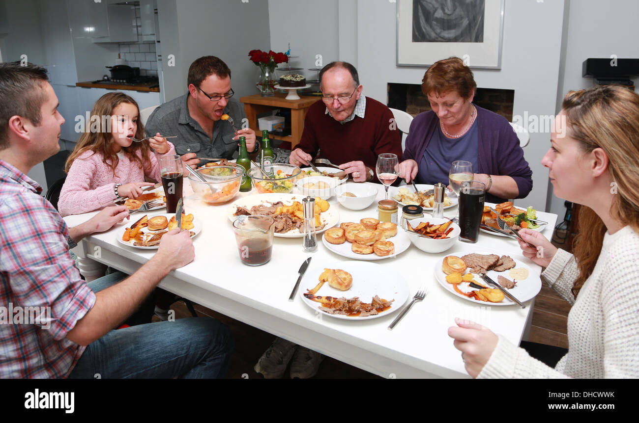 Typisch britische Familie Sonntag Abendessen Stockfoto