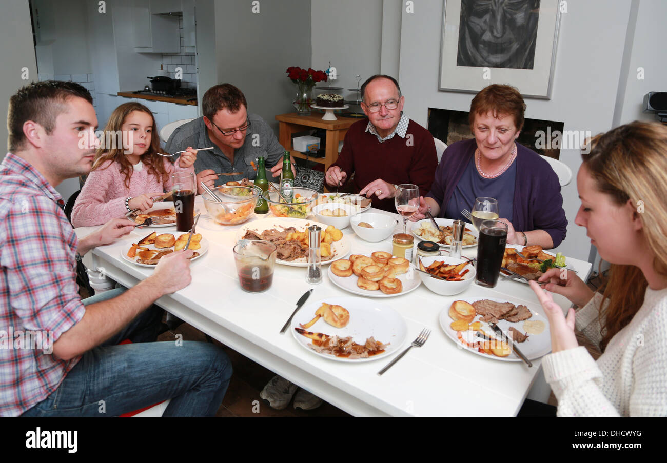 Typisch britische Familie Sonntag Abendessen Stockfoto