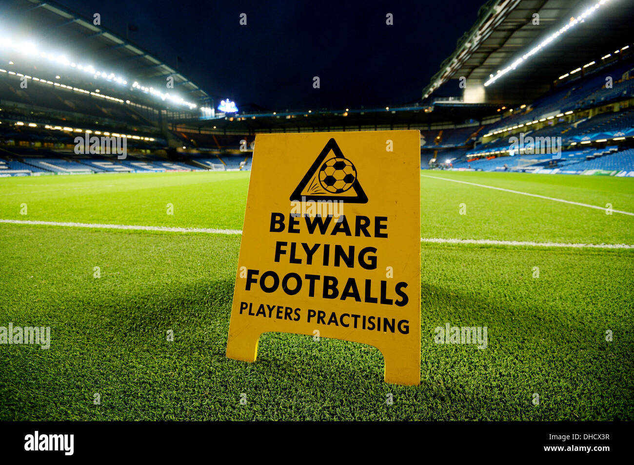 Eine Ansicht der Stamford Bridge, Heimat von Chelsea Football Club mit einer schwarzen Brett Warnung des Fliegens Fußbälle Stockfoto