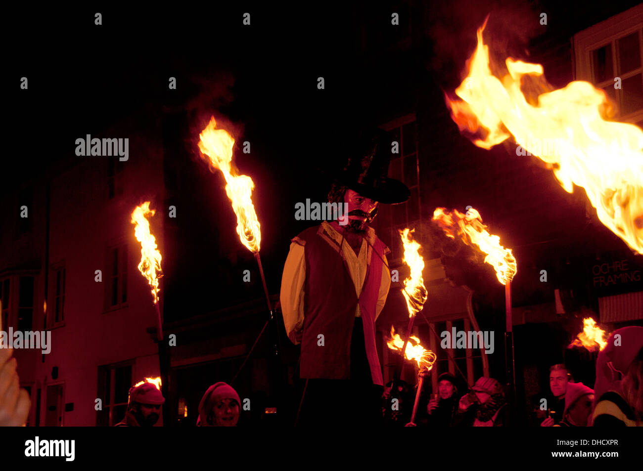 Lewes, Sussex. Bonfire Night 5. November 2013. Ein Bildnis von Guy Fawkes vorgeführt werden, durch die Stadt Stockfoto