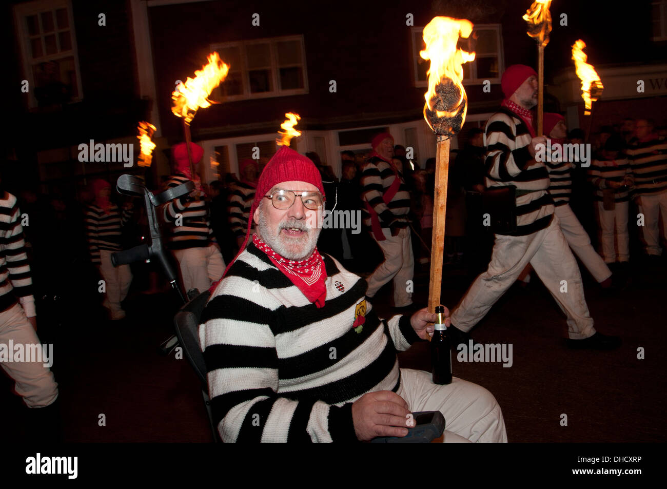 Lewes, Sussex. Bonfire Night 5. November 2013. Cliffe Bonfire Gesellschaft Mitglieder Parade einschließlich John Russell in seinem Rollstuhl. Stockfoto