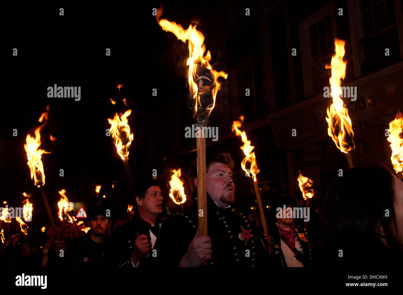 Lewes, Sussex. Bonfire Night 5. November 2013. Cliffe Bonfire Gesellschaft Mitglieder Parade mit brennenden Marken. Stockfoto