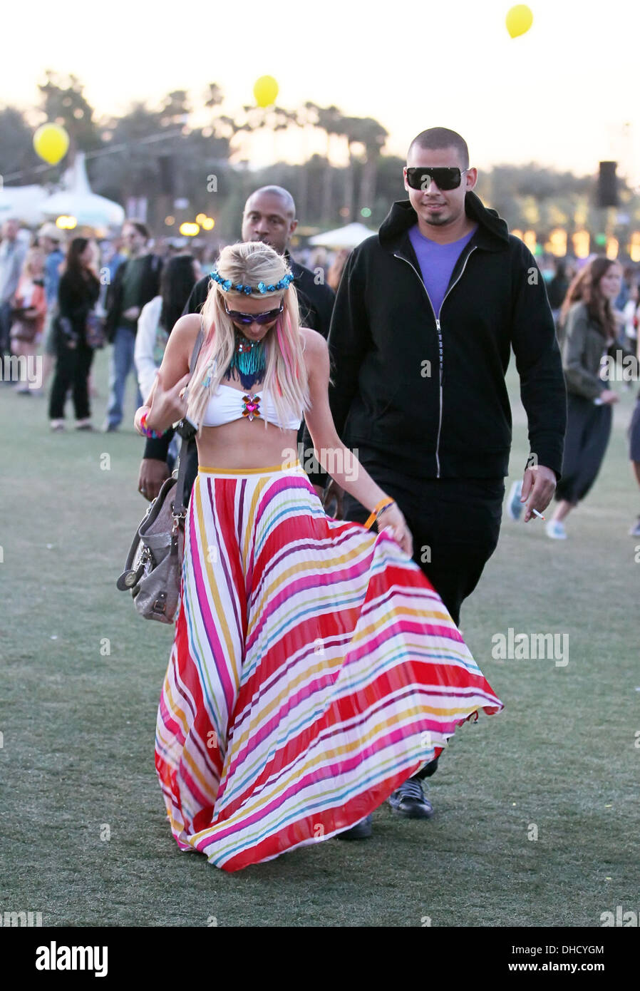 Paris Hilton und niederländischer Musikproduzent DJ Afrojack (richtiger Name Nick van de Wall) Prominente beim Coachella Valley Music 2012 und Stockfoto