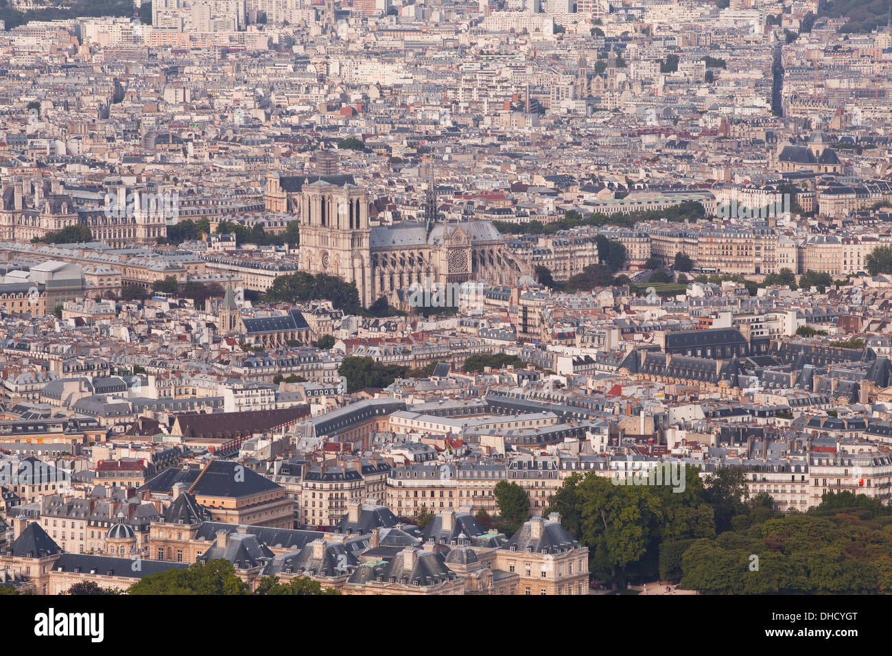 Blick hinunter auf die Stadt Paris vom Tour Montparnasse. Sehenswürdigkeiten wie die Kathedrale Notre Dame de Paris zu sehen. Stockfoto