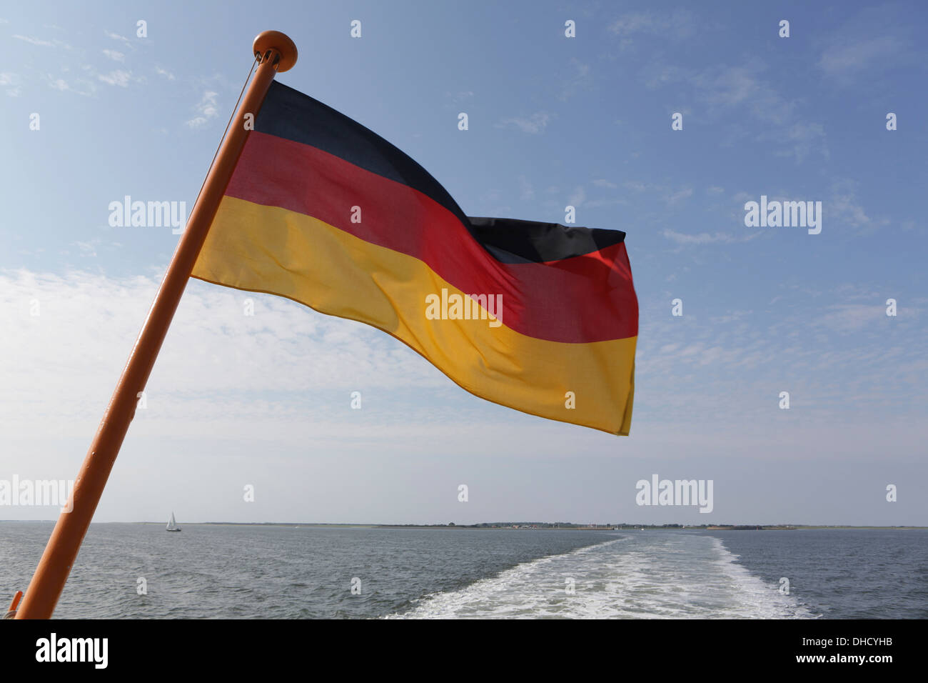 Deutschland, Niedersachsen, Ostfriesland, Langeoog, Fähre mit deutscher Flagge Stockfoto