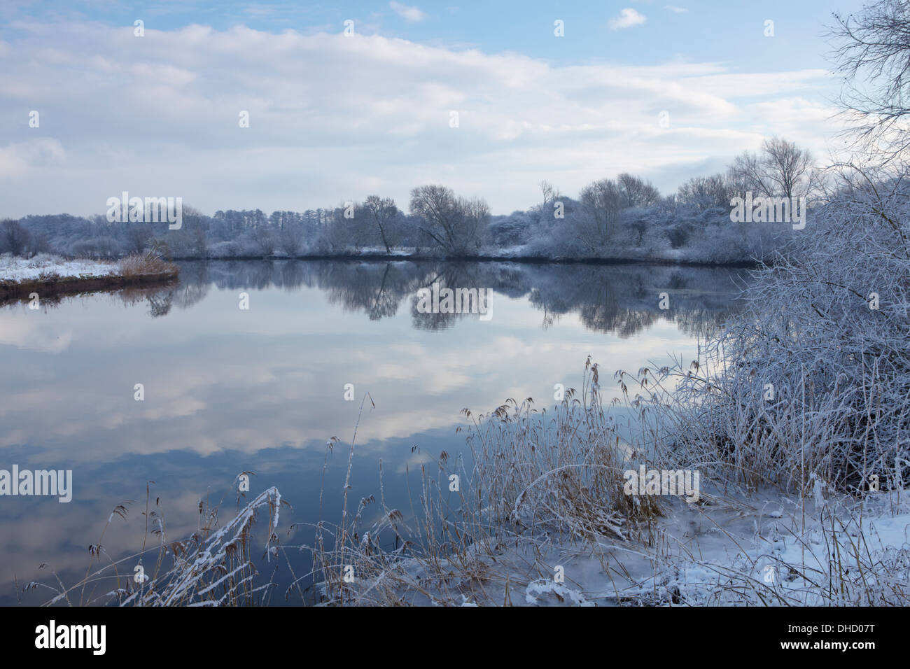 Der Fluß Yare am Surlingham an einem Wintertag in den Norfolk Broads Stockfoto