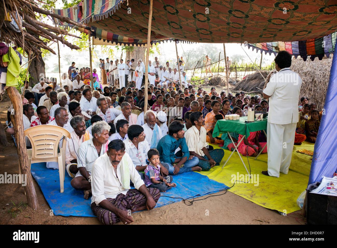 Arzt im Gespräch mit indischen Landbevölkerung geben Gesundheitswesen bei Sri Sathya Sai Baba mobile aufsuchende Klinik Service. Andhra Pradesh, Indien Stockfoto