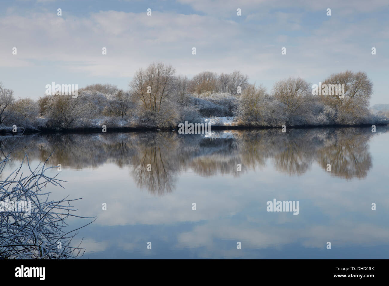 Der Fluß Yare am Surlingham an einem Wintertag in den Norfolk Broads Stockfoto