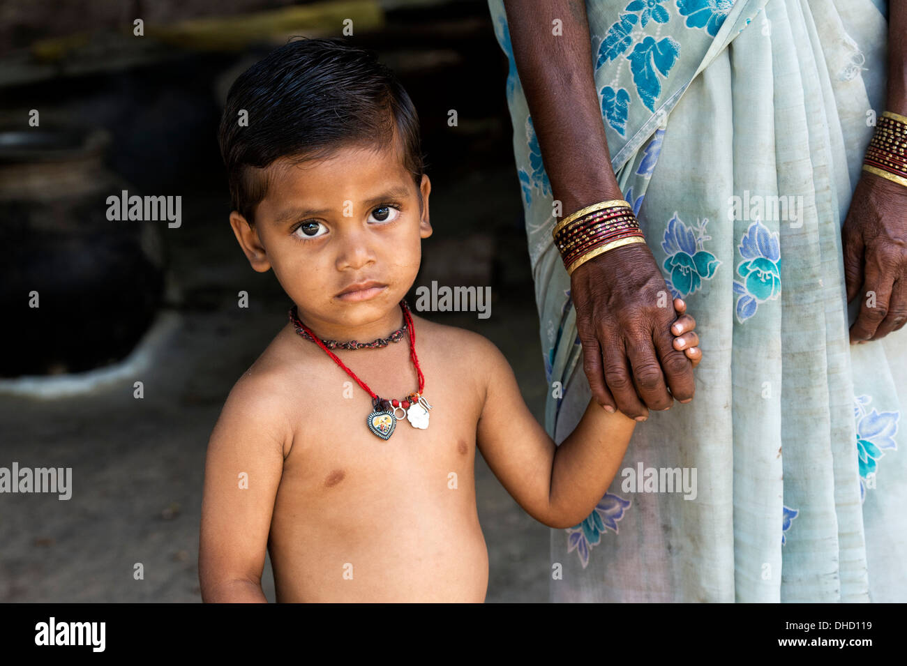 Indische Großmütter Hand Childs Hand hält. Indien Stockfoto