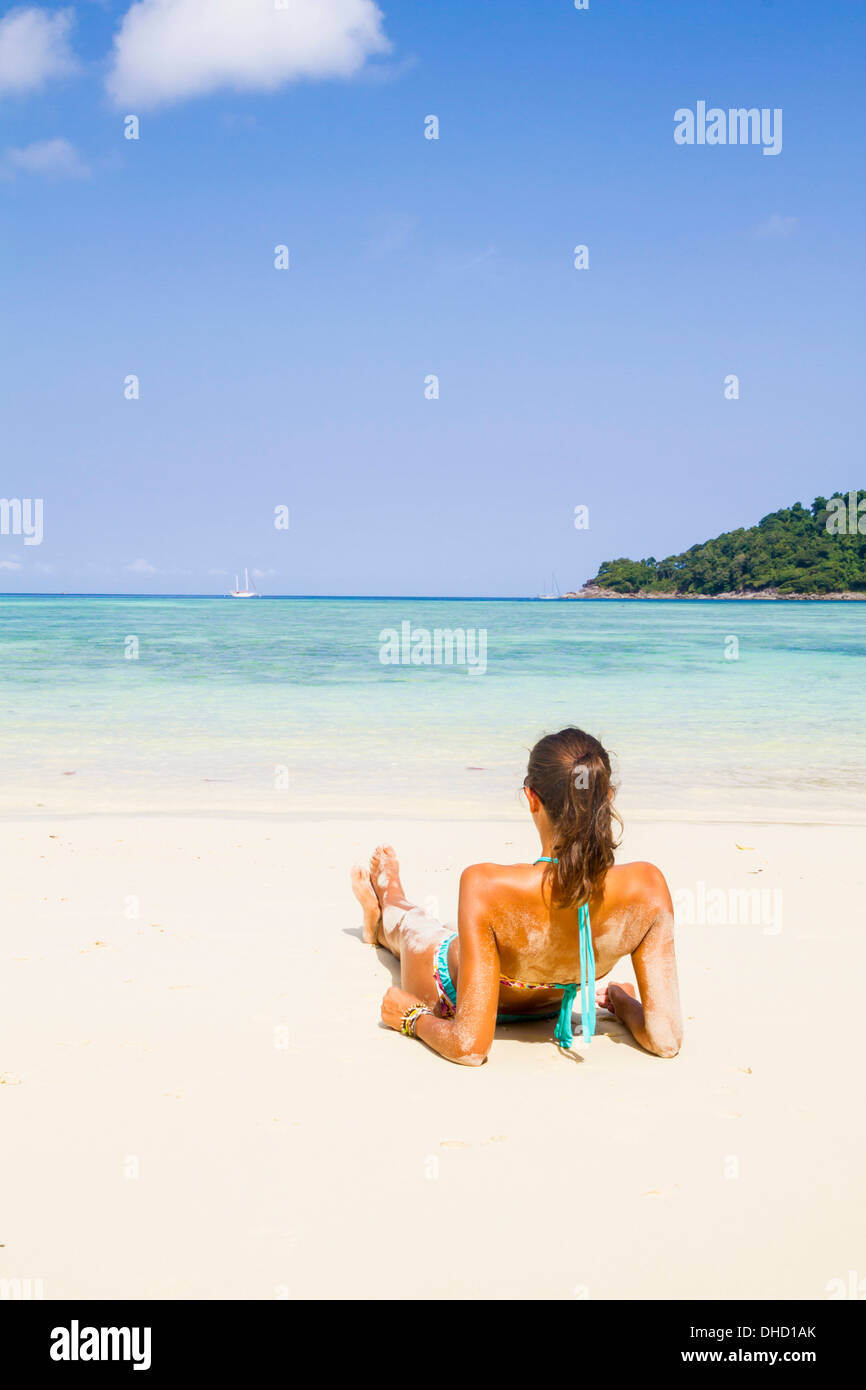 Thailand, Koh Surin Island, Frau liegt am weißen Sandstrand Stockfoto