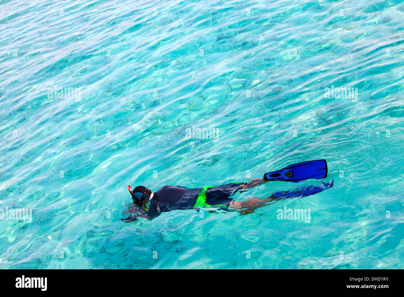 Mann in Flossen und Maske im Ozean, Malediven Stockfoto