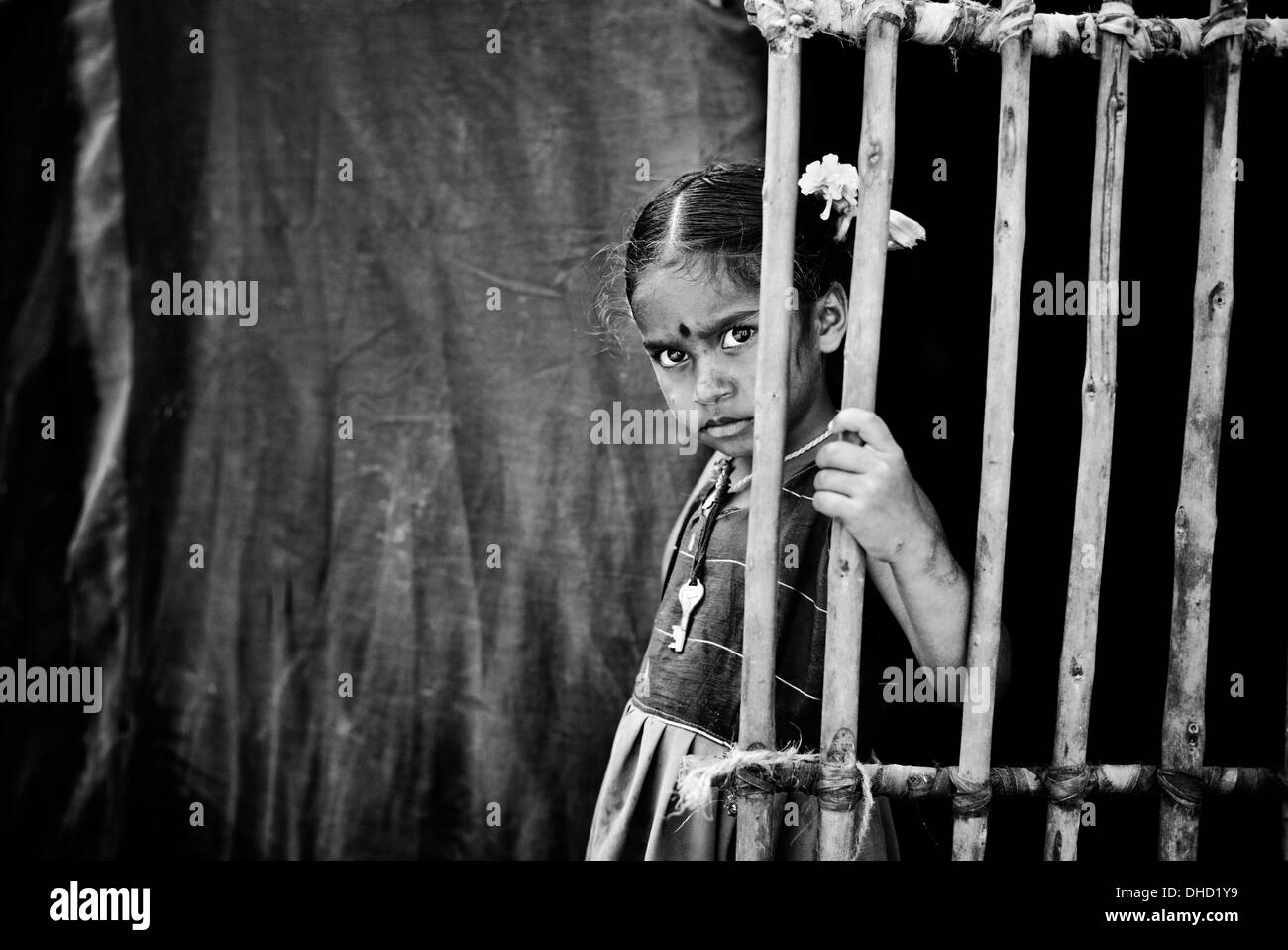 Armen niedrigere Kaste Inderin hinter Tor von Bender / Zelt / shelter.  Andhra Pradesh, Indien. Schwarz / weiß Stockfoto